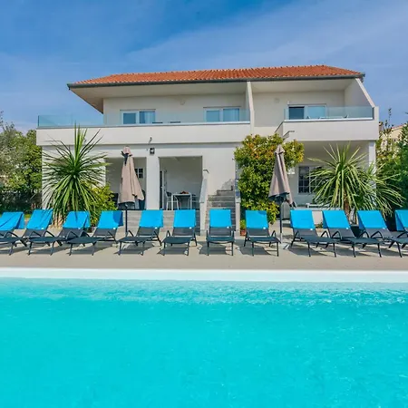 Royal Choice With Pool Apartment