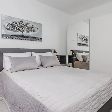 Royal Choice With Pool * זאדאר