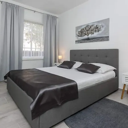 Royal Choice With Pool Апартаменти